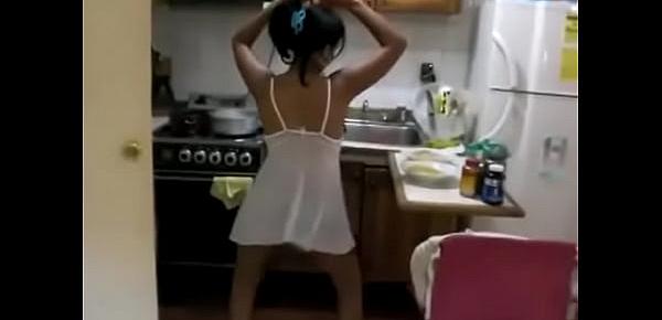  Esposa nalgona bailando en tanga